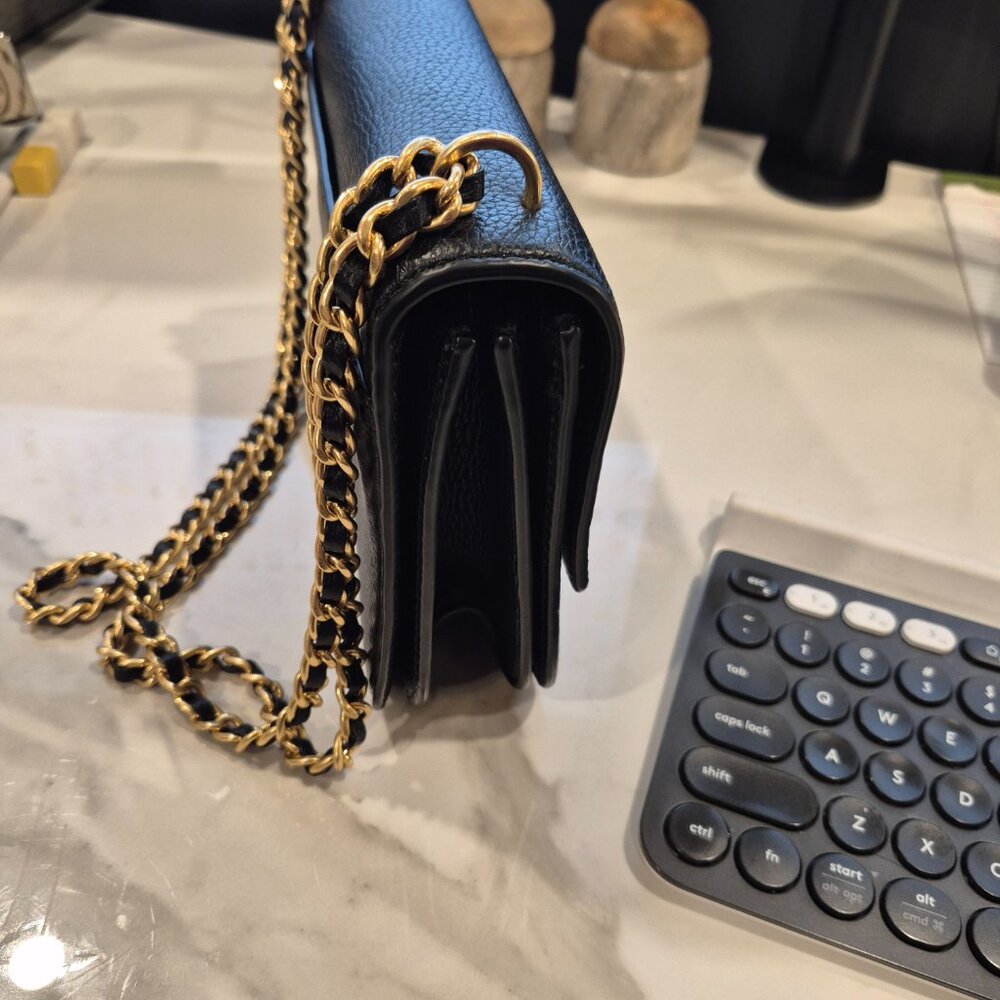 Tory Burch Black Pebbled Leather Shoulder Bag with Gold Logo & Chain - Picture 2 of 6